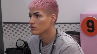 O Θέμης του Big Brother μακιγιάρει άντρα συμπαίκτη του