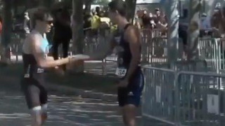 Το βίντεο του απίστευτου fair play στο τρίαθλο του Σανταντέρ!