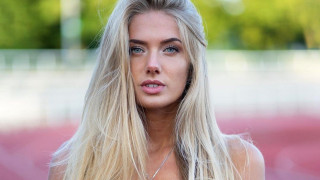 Alica Schmidt: Η πιο σέξι αθλήτρια γυμνάζει τους παίκτες της Ντόρτμουντ
