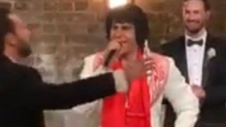 Έπος! Ο «Έλβις» τραγουδά Βασίλη Καρρά σε ελληνικό γάμο