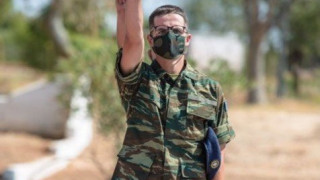 O γιος του Μητσοτάκη ορκίστηκε στην Αλεξανδρούπολη - Συγκινήθηκε ο πρωθυπουργός