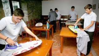 Σχολείο διδάσκει στα αγόρια πώς να κάνουν τις δουλειές του σπιτιού