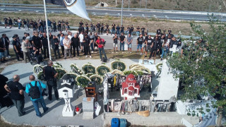 Σύσσωμη η οικογένεια του ΠΑΟΚ στο μνημείο των Τεμπών, παρών και ο Βιεϊρίνια!