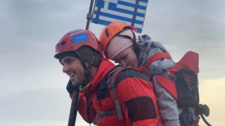 Ανέβηκε στον Όλυμπο με 22χρονη με κινητικά προβλήματα στην πλάτη του!
