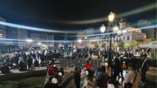 Πάτρα: Μεταμεσονύκτιο «κορωνοπάρτι» στις πλατείες