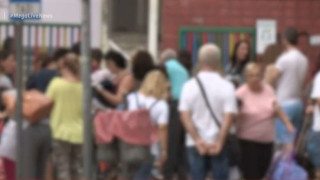 Θεσσαλονίκη: Εικόνες συνωστισμού, γονείς περιμένουν τους μαθητές χωρίς μάσκες