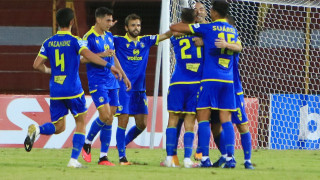 Μπαράλες λαμπρός τον (Αστέρα) οδηγεί!