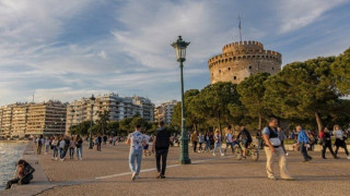 Άγνωστοι κόλλησαν αφίσες και μοίρασαν φυλλάδια κατά του εμβολίου για τον κορωνοϊό στην Θεσσαλονίκη