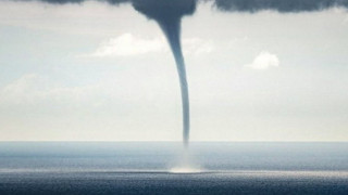 Χαλκιδική: Εντυπωσιακός υδροστρόβιλος στην Ποτίδαια