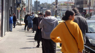 Σέρρες: Ουρές ηλικιωμένων έξω από τις τράπεζες αδιαφορούν για τους κινδύνους λόγω κορωνοϊού