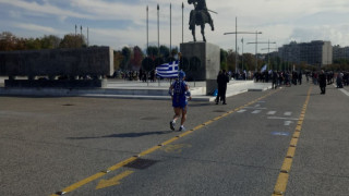 Ο δρομέας με τη γαλανόλευκη περιβολή έκλεψε την παράσταση!