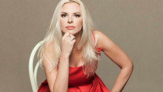 Η Ανίτα Πάνια στην πισίνα με... ομπρέλα - Το χιουμοριστικό στιγμιότυπο