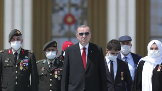 Ο Ερντογάν θέλει αύξηση στον μισθό του ενώ καταρρέει η τουρκική οικονομία