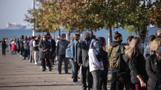 Θεσσαλονίκη: Τεράστιες ουρές στην παραλία για το τεστ κορωνοϊού!