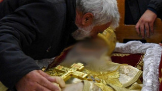 Μαυροβούνιο: Πιστοί φιλούν τη σορό του Μητροπολίτη Αμφιλόχιου που πέθανε από κορωνοϊό