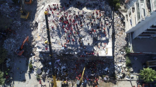 Σεισμός: 4 αδέρφια ανασύρθηκαν ζωντανά από τα ερείπια στη Σμύρνη