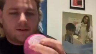 Κορωνοϊός: TikToker μας δείχνει σε βίντεο το σύμπτωμα της απώλειας της γεύσης