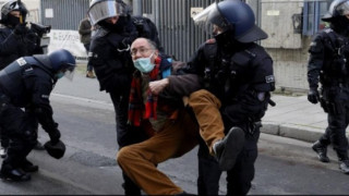 Φρανκφούρτη: Διαλύθηκε διαδήλωση κατά του κορωνοϊού,  δεν φορούσαν μάσκα οι διαδηλωτές