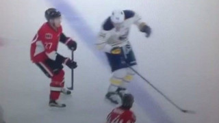 Παίκτης χόκεϊ την είδε... ποδοσφαιριστής (video)