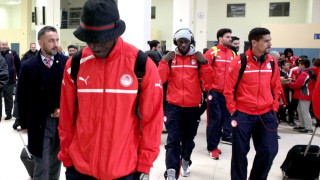 Η ερυθρόλευκη υποδοχή του Ολυμπιακού από παιδιά των ακαδημιών! (pic)