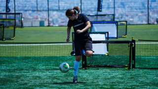 H Κατερίνα Καραλή μας ταξιδεύει στα άδυτα του freestyle football