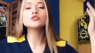 Η καλλονή οπαδός της Φενέρ πωρώνεται με την ομάδα της