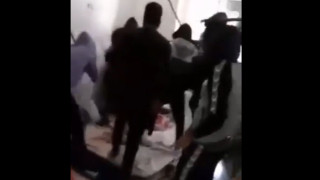 Βίντεο ΣΟΚ: Άγρια επίθεση με έναν νεκρό και δύο τραυματίες μέσα σε σπίτι (σκληρές εικόνες)