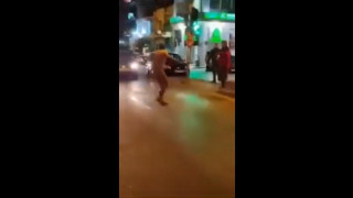 Απίστευτες εικόνες: Άνδρας βγήκε γυμνός στον δρόμο και χοροπηδούσε πάνω σε αμάξια