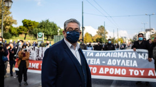 Στην αμερικανική πρεσβεία μέλη του ΚΚΕ τηρώντας αποστάσεις!