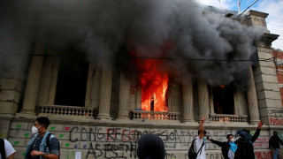 Γουατεμάλα: Οργισμένοι διαδηλωτές πυρπόλησαν τη Βουλή
