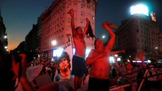 Παγκόσμιος θρήνος για τον Μαραντόνα: Ξενύχτι στην Αργεντινή και στη Νάπολη