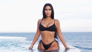 Κιμ Καρντάσιαν: «Κολάζει» με το... ανύπαρκτο μπικίνι της