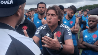 Ντου οπαδών στην προπόνηση της ομάδας του Λέο Μάτος