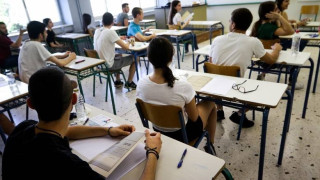 Πανελλαδικές: Εισαγγελική έρευνα για τον διαγωνιζόμενο στη Θεσσαλονίκη που πιάστηκε με «ψείρα» στο αυτί