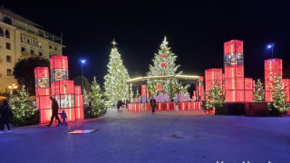 Θεσσαλονίκη: Εντυπωσιάζουν Χριστουγεννιάτικο δέντρο και Αριστοτέλους!