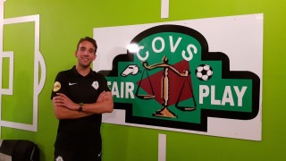 Ο διαιτητής που τίναξε το ντέρμπι στον αέρα από το... VAR