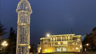 Σερβία: Συμβολικός στολισμός απέναντι από την Βουλή!