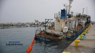 Μουδανιά: Απομακρύνεται από το λιμάνι το πλοίο «Ελίζαμπεθ» -Παρέμενε δεμένο από το 2011