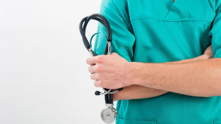 Νοσηλευτής παρακολουθούσε ποδοσφαιρικό αγώνα και τραυμάτισε ασθενή, τη στιγμή που της έπαιρνε αίμα