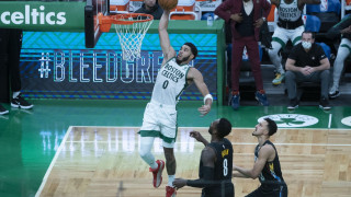 Ζογκλερικό τρίποντο και κορυφή στο χριστουγεννιάτικο ΤΟΡ10 για τον Τέιτουμ