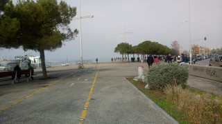 Κόσμος στη Νέα Παραλία και τα Χριστούγεννα