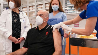 Ο Δένδιας εμβολιάστηκε με μπλούζα της Λίβερπουλ