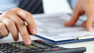 Χρέη στην εφορία: Ποιοι θα κερδίσουν τη νέα ρύθμιση για 120 δόσεις