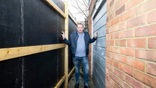 Ο φράχτης του γείτονα του έκλεισε το πάρκινγκ!