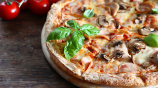 Υπάλληλος πιτσαρίας γιατί έφαγε πίτσα από ανταγωνιστή μπροστά σε πελάτες