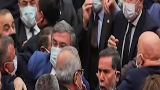 Απίστευτες εικόνες: Σε «ρινγκ» μετατράπηκε το τουρκικό κοινοβούλιο