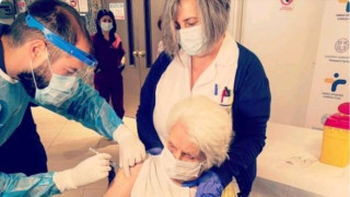 Κορωνοϊός: 97χρονη επιζήσασα του Άουσβιτς εμβολιάστηκε στη Θεσσαλονίκη