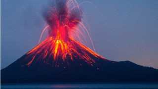 Δέος: Η στιγμή που εκρήγνυται το ηφαίστειο Κρακατόα