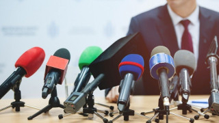 Viral βίντεο δημοσιογράφου - Μεταδίδει άπταιστα σε 6 γλώσσες!