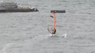 Θεσσαλονικιός «δαμάζει» τα κύματα του Θερμαϊκού απτόητος από το χιόνι